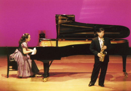 写真３　ステージ中央　アルトサクソフォン　宮里隆太郎　ピアノ伴奏　坂巻明子